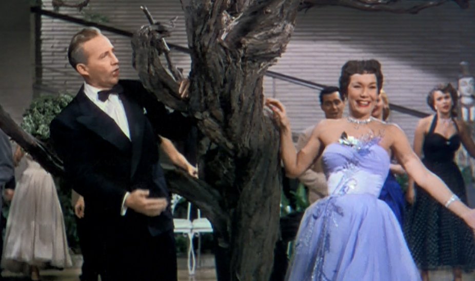 CaftanWoman's tweet image. #ArchitectureMovieChallenge @JanuaryMovie 
Day 13: Fave anything related to movie architecture.
JUST FOR YOU, 1952
Surprise! There&apos;s a tree in the middle of Bing&apos;s swanky NYC digs.