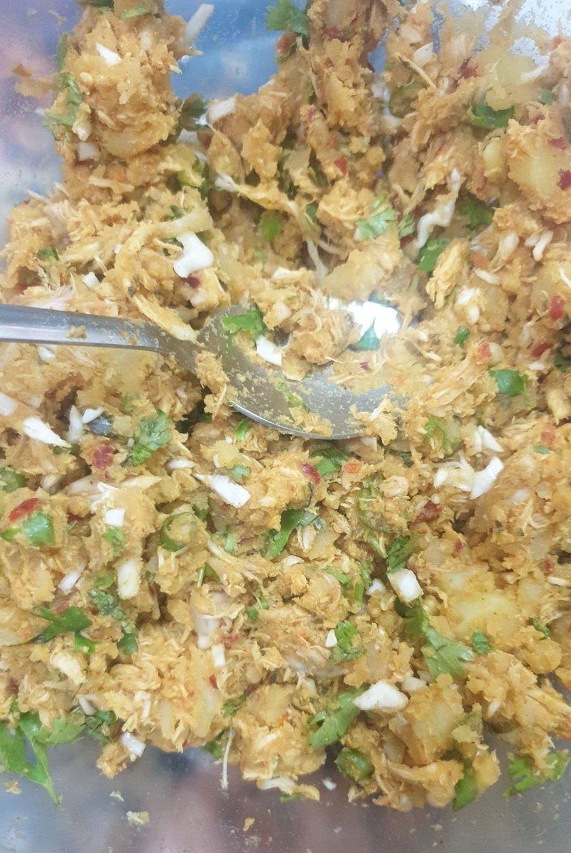 Zaib_Speaks's tweet image. Home made #Samoosa 
#DahiBara and #FruitChat 😊