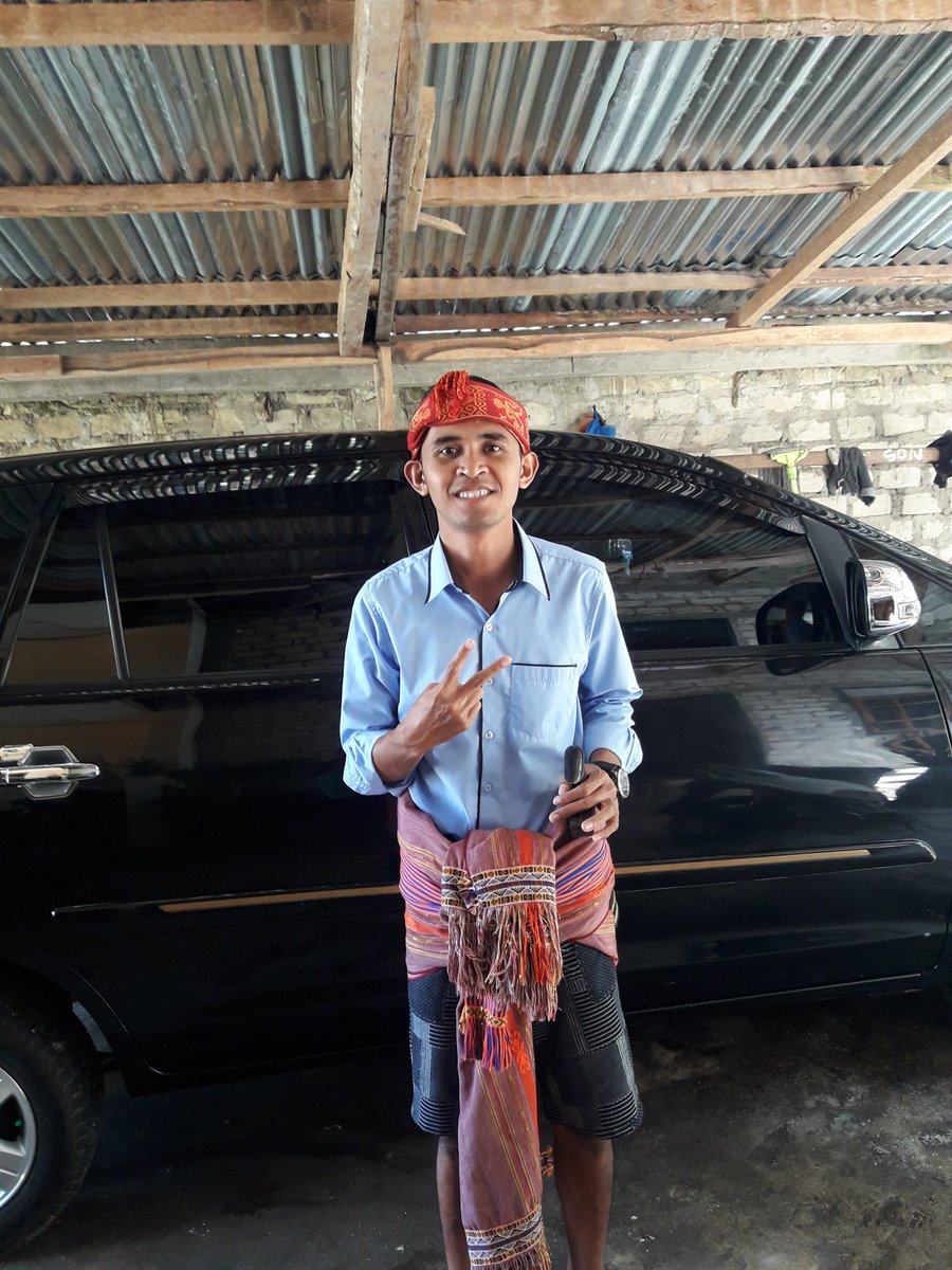 yulius_bulu's tweet photo. @zarryhendrik #CariYangKristen Biasa kalau Natal sama Paskah kami ke gereja berpakaian adat. #SumbaIsland https://t.co/E7q8e4dXdV