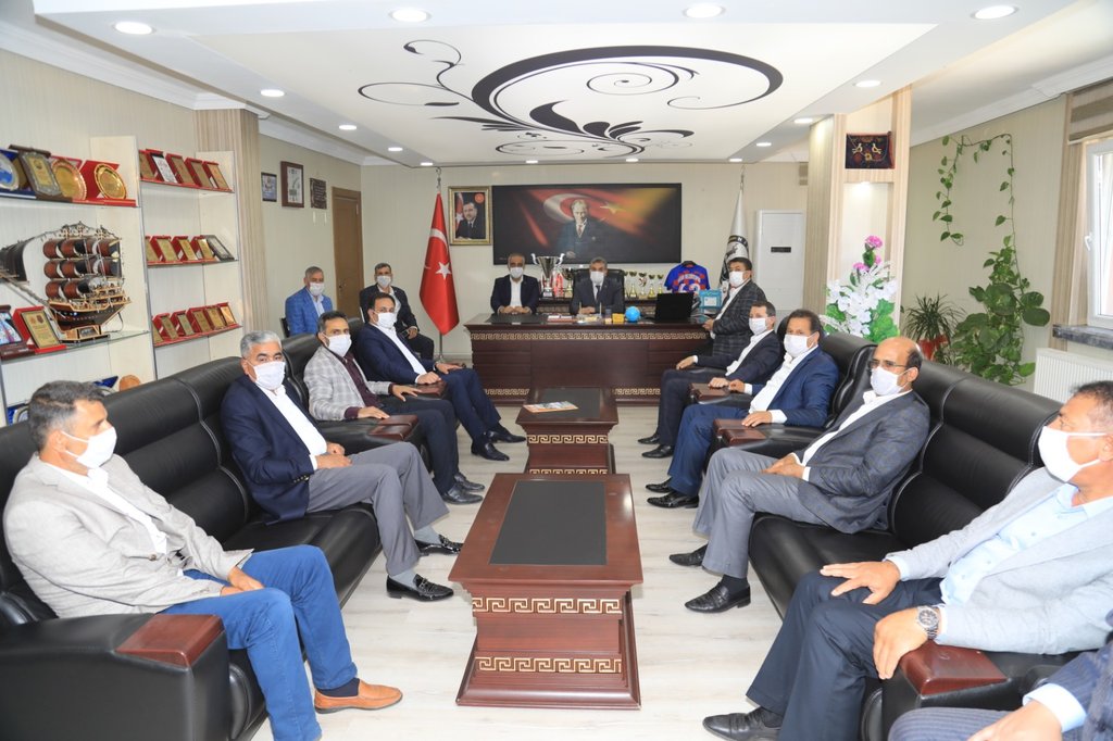 Bir takım temaslarda bulunmak üzere Hilvan'a gelen Büyükşehir Belediye Başkanımız Sn. <a href="/zabeyazgul/">Zeynel Abidin BEYAZGÜL</a> 'ün belediyemizi ziyaretlerinde meclis üyelerimizle bir araya gelerek istişarede bulunup sorun ve talepleri değerlendirdik.