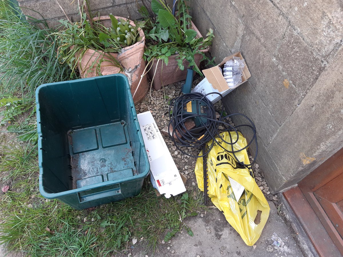 HallFarmBill's tweet photo. @ccbathnes 
Yesterday morning I checked the BathNES website and put out for recycling in our green box some

-small electronic devices in a carrier bag

-small garden electrical item

-printer ink cartridges in original packaging https://t.co/4knqROVKNC