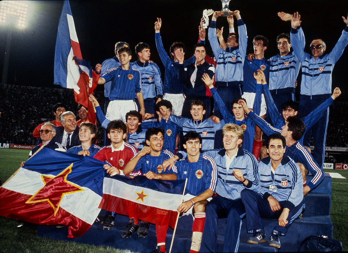 Côté football, la belle génération de l'équipe nationale yougoslave ne pourra faire oublier les tensions nationalistes.Elle tirera sa révérence en 1992, laissant place au triste spectacle des guerres de Yougoslavie, l'une des guerres les + meurtrières d'Europe.