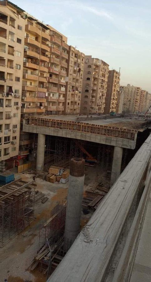 RudiVranckx's tweet photo. 📷Bizarre foto's uit Egypte vandaag. 

Foto's uit Giza tonen hoe een brug onder constructie tot vlak tegen residentiële gebouwen loopt en verschillende balkons zelf bijna opslorpt. https://t.co/594c2iVPQT