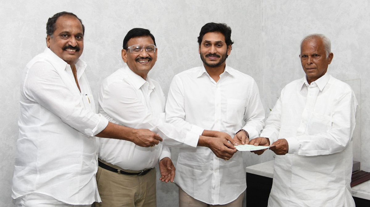 YSRCParty's tweet photo. కోవిడ్‌ –19 నివారణలో భాగంగా సహాయ చర్యల కోసం ముఖ్యమంత్రి సహాయనిధికి అమెరికాలో ఉన్న ప్రవాసాంధ్రులు డాక్టర్ G. శ్రీనివాస్ రెడ్డి, డాక్టర్ లలిత, రమణా రెడ్డి, మనోహరి రూ. 50,00,000/- విరాళం.  విరాళానికి సంబంధించిన చెక్కును సీఎం శ్రీ వైయస్‌.జగన్‌కు అందజేసిన వారి కుటుంబ సభ్యులు. https://t.co/3T6nq6y4Yt