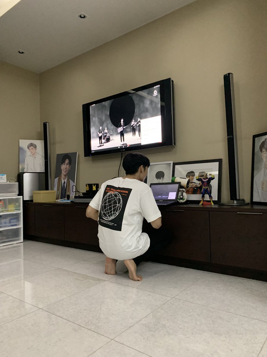 Bossser_'s tweet photo. ศิลปิน���ั้นเป็นติ่ง! #MewSuppasit https://t.co/NUOq7EizgS