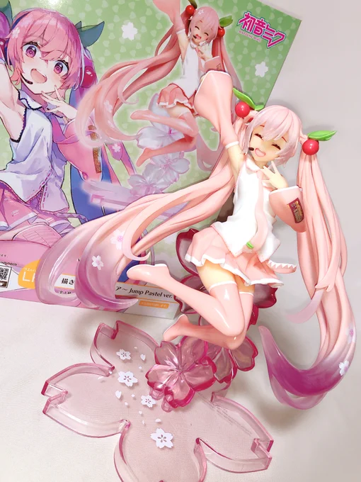 デザイン担当させていただいた桜ミクのフィギュアが家に届いた!!
フィギュアに関われたの初めてでテンション上がってたけど、やっぱこうして実物見ると更にテンション上がる 
