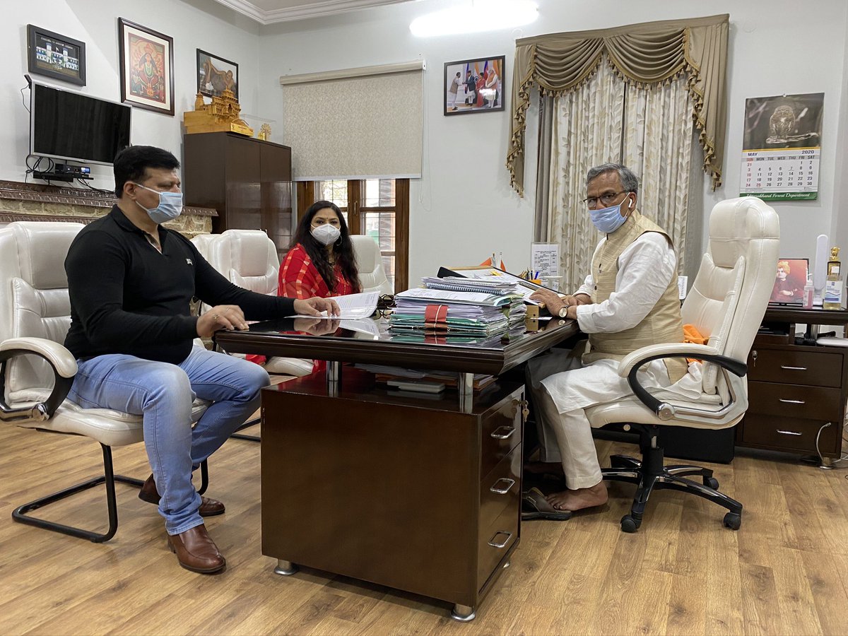 PranavChampion's tweet photo. बालावाली पुल पर गंगा नदी के उत्तर-प्रदेश बॉर्डर पर उत्तर-प्रदेश पुलिस द्वारा बिहार व उत्तर-प्रदेश के प्रवासियों को रोकने से उत्तराखण्ड के नागरिकों व प्रशासन को उत्तपन्न समस्या के निदान का सुझाव दिया।
2/2 https://t.co/Rr2Y3Wpst9