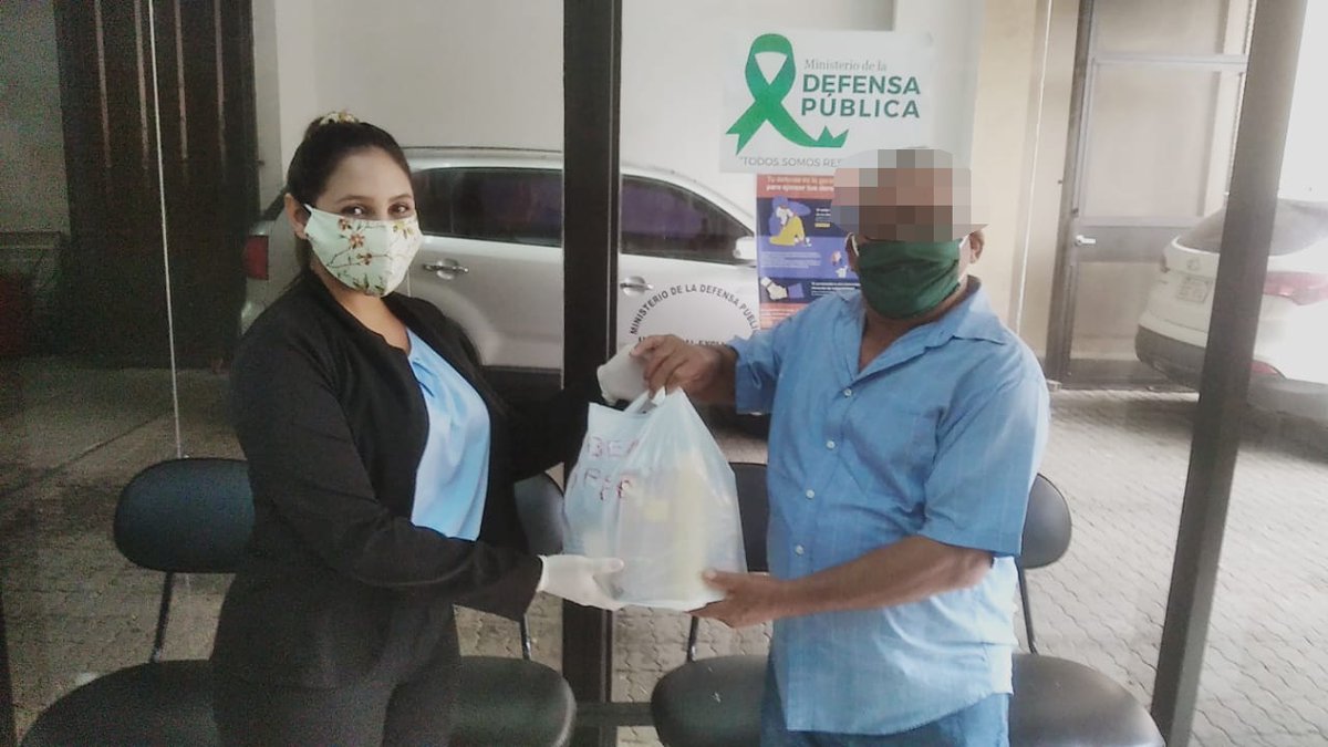 MDP_py's tweet photo. 📍🙌🏻 Así mismo la #DefensaPública Penal, ubicada sobre la calle Mariscal López, sigue realizando la entrega de kits de alimentos a los asistidos que acuden a la sede

#DefensoríaSolidaria
#SomosTuVoz https://t.co/7qoceNpfYG