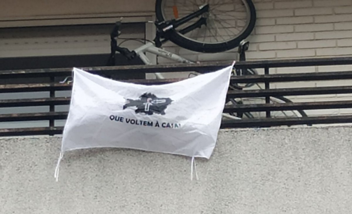 Quevoltem's tweet photo. Iniciamos umha campanha para denunciar a vulneraçom de #DDHH que estam a sofrer as presas independentistas galegas ante a pandemia do #COVIDー19. Por isso animamos ás solidárias a pendurar a bandeira de @Quevoltem nas janelas e enviar-nos umha foto as nossas redes sociais https://t.co/m4BUKvYEfR