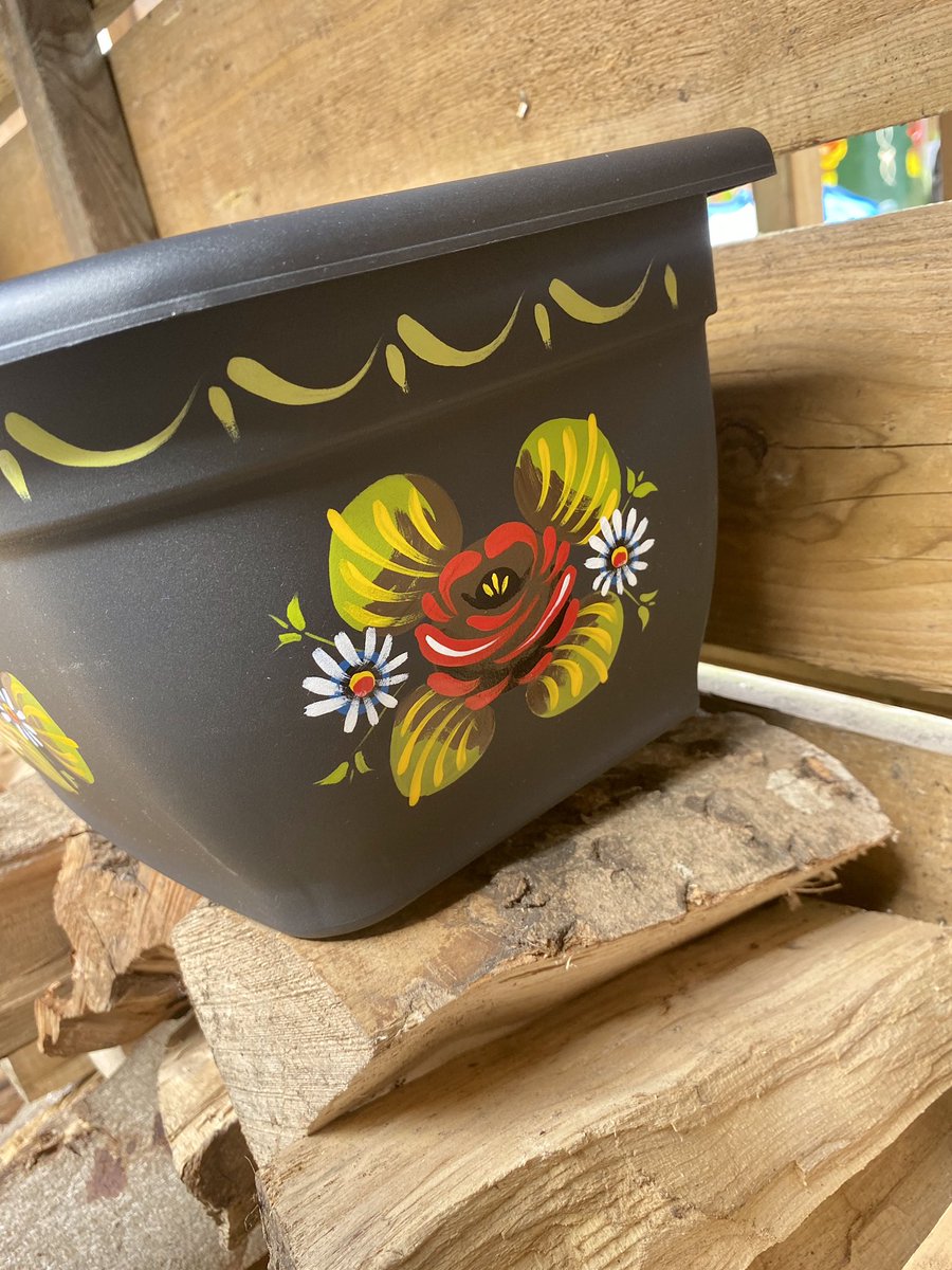 Hand painted planter in roses and castles canal art style. 45x21cm with3 different colour roses & white daisies on the front, a rose & 2 daisies on each end. Flat rear, perfect for wall mounting. £10 plus p&p
#theheritagecrafter #gardenplanter #wallplanter #supportsmallbusiness