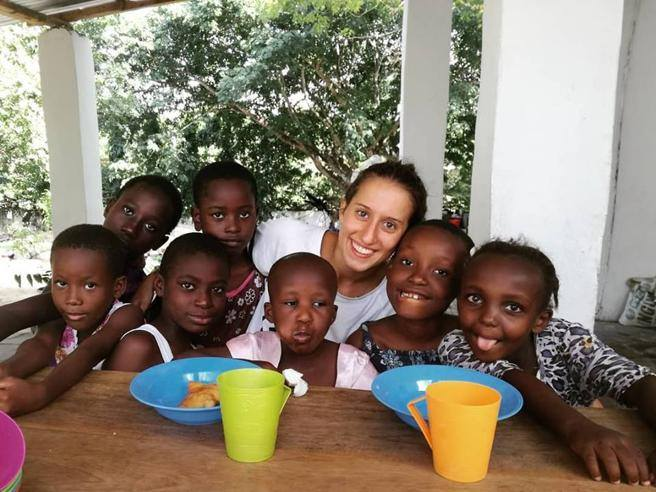 CianoVR86's tweet photo. "Aiutiamoli a casa loro!!!" Cit.
Poi una va, la sequestrano, la tengono rinchiusa per 18 mesi e la colpa è sua.
Se l'è cercata.
Non ti curar di loro #SilviaRomano.
Sono solo invidiosi perchè a 23 anni, loro, al massimo si facevano le #seghe https://t.co/ayXfOtVAwd