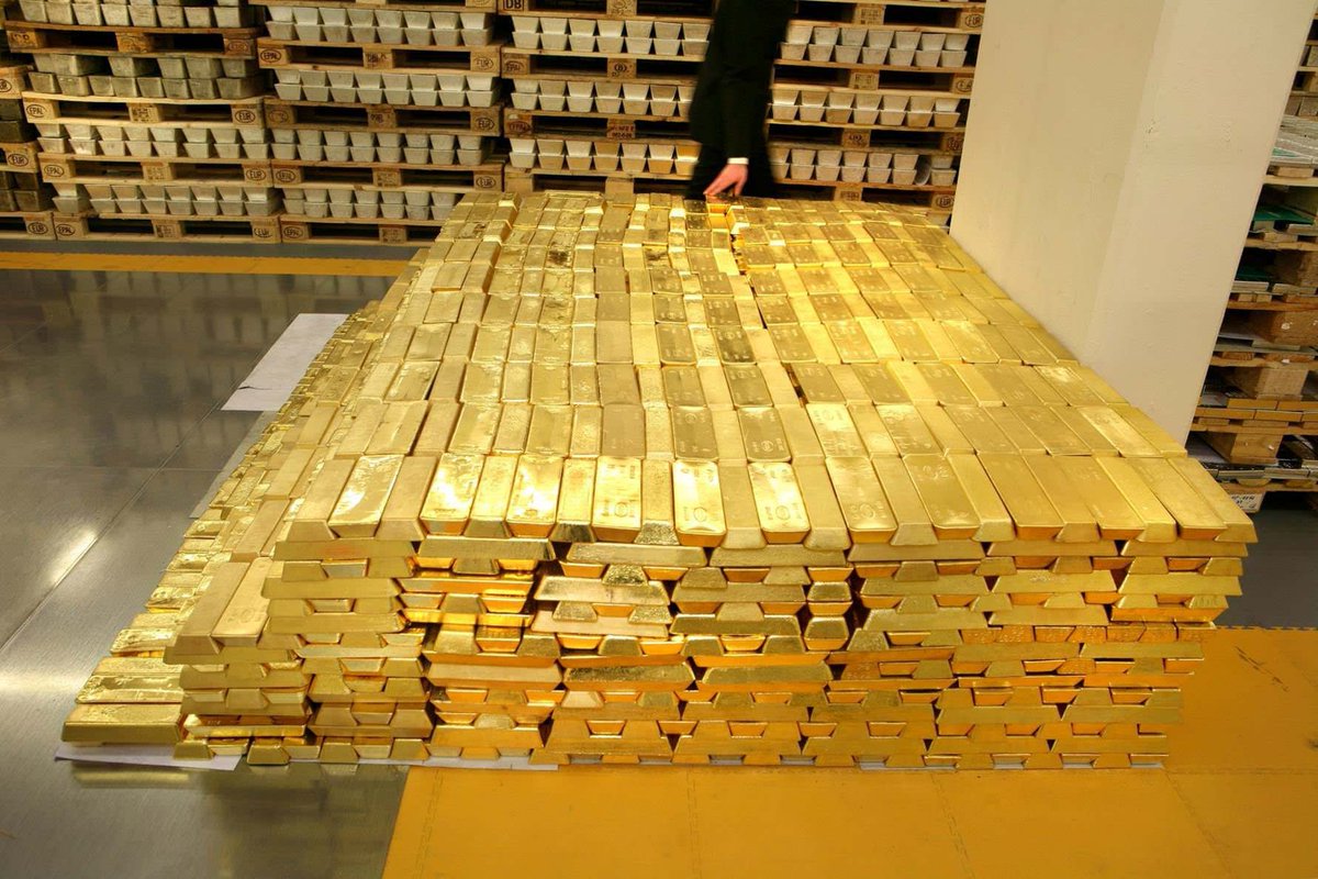ftx_app's tweet image. $1.6 Billion                           $1.6 Billion      
in gold                                  in bitcoin