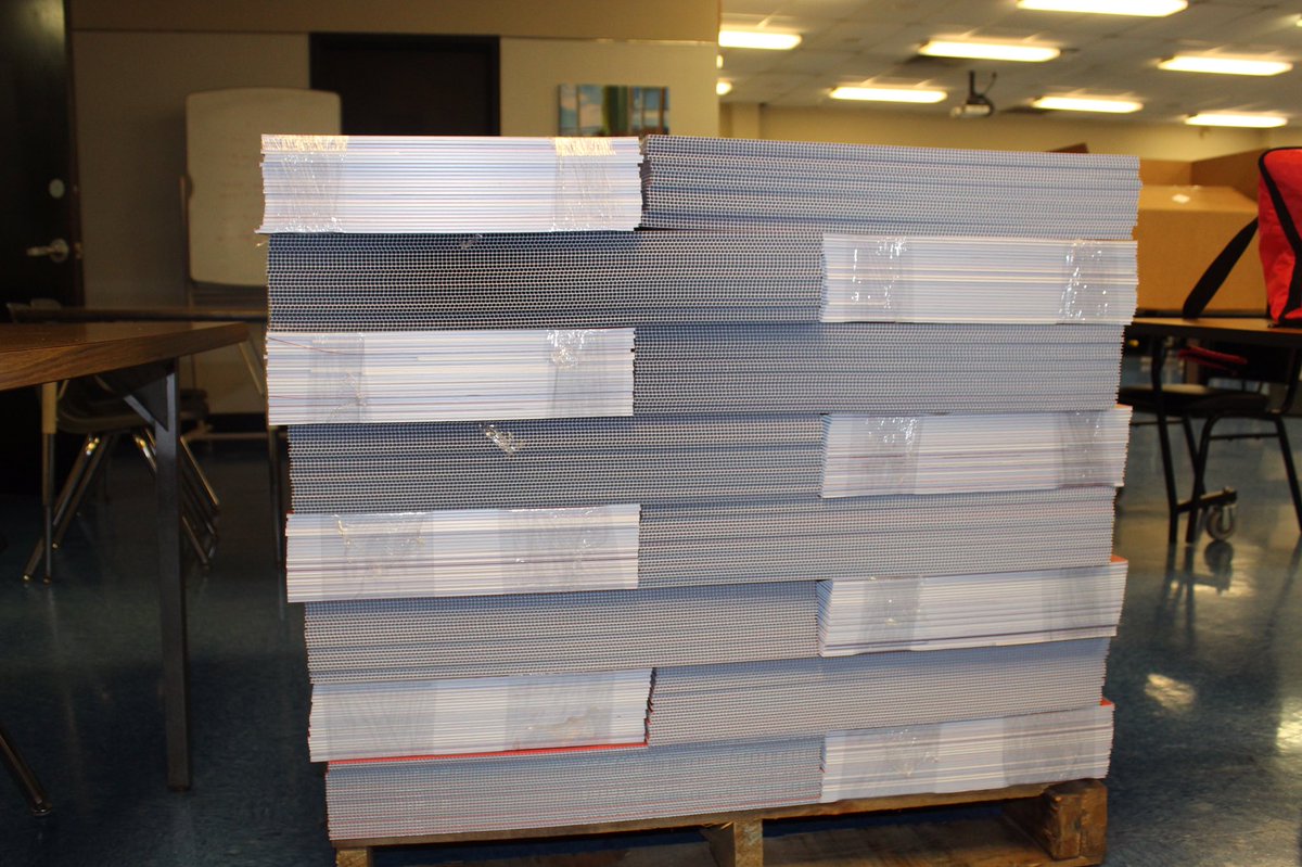 BrocktonSchools's tweet photo. Coming to a lawn near you. 👀 These will be delivered to our seniors’ homes over the next several days. #BoxerPride https://t.co/2OY5jPn2s8