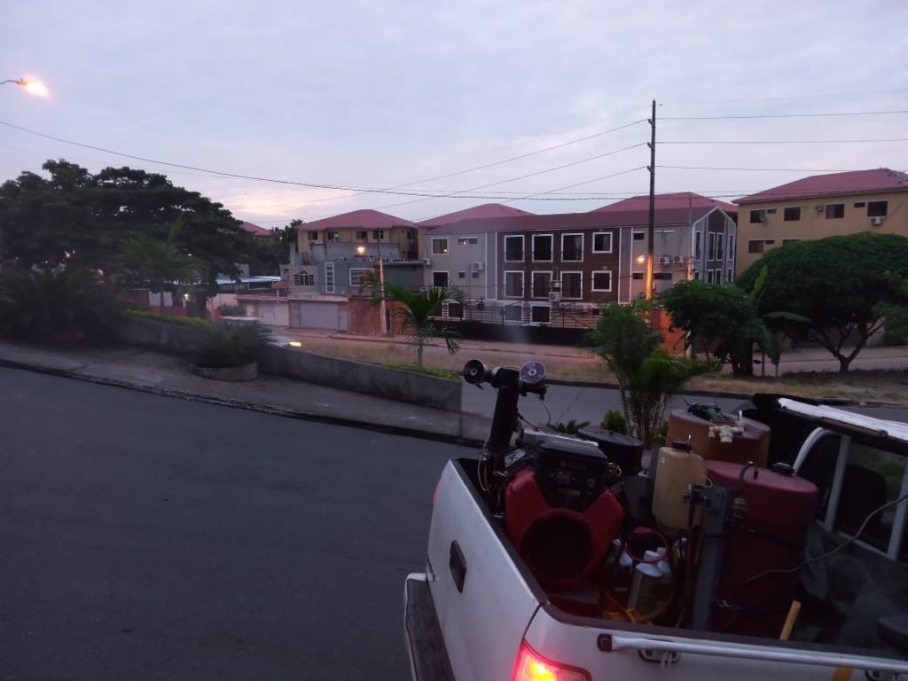 Salud_Guayas's tweet photo. Personal de #ControlVectorial realizó esta madrugada proceso de fumigación en varios sectores provenientes al Distrito 09D06 con la finalidad de eliminar el mosquito transmisor de dengue. 
#QuédateEnCasa
#MiBarrioSinMosquito https://t.co/lhDYTbVwnc