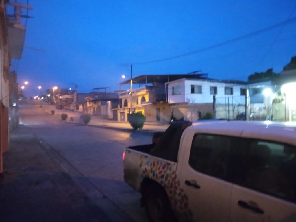 Salud_Guayas's tweet photo. Personal de #ControlVectorial realizó esta madrugada proceso de fumigación en varios sectores provenientes al Distrito 09D06 con la finalidad de eliminar el mosquito transmisor de dengue. 
#QuédateEnCasa
#MiBarrioSinMosquito https://t.co/lhDYTbVwnc