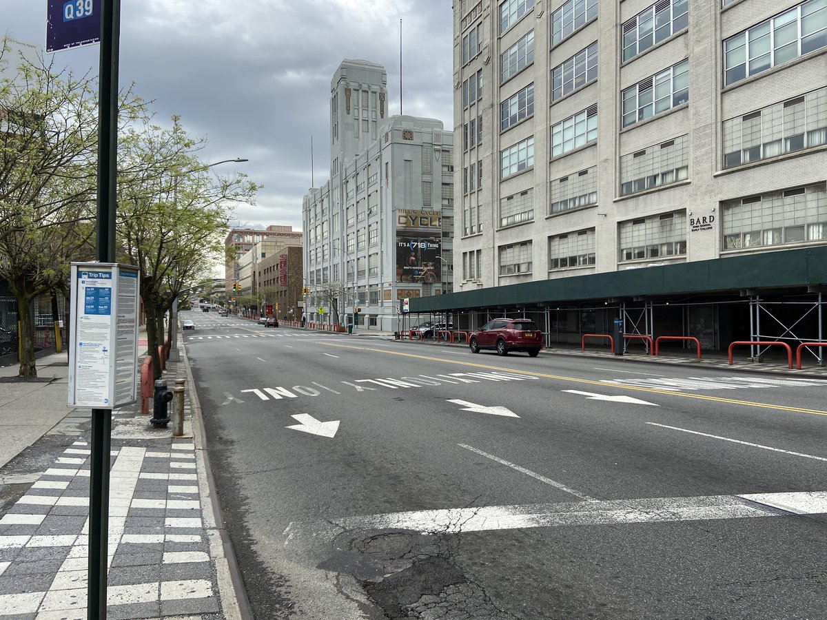 joby_jacob's tweet photo. For years, @NYC_DOT has delayed putting #PeopleFirstOnThomson with safety fixes due to traffic concerns. Even after @NYCMayor allocated $17M to widen sidewalks in front of @LaGuardiaCC they’ve done nothing. Behold, all the essential traffic on Thomson Ave: https://t.co/QoCEwA6njS