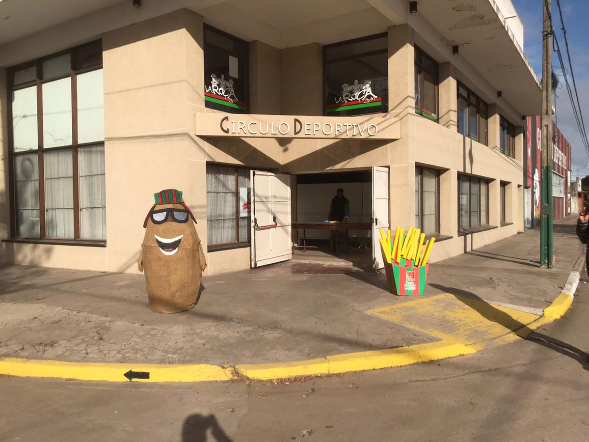 clubCirculo's tweet photo. #CirculoSocial Ya estamos en la sede social de Bolívar 146. Hasta las 12 los esperamos y recibimos colaboraciones para ayudar en Otamendi y un comedor de MdP. Juntamos alimentos no perecederos, ropa de abrigo y artículos de limpieza.
#CirculoSeQuedaEnCasa https://t.co/4f2F0yfBQR
