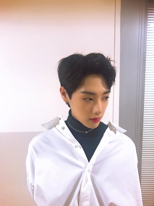 golchafacts's tweet photo. #GoldenChild #TAG
Height: 178cm
Weight: 60kg
Shoulder Width: 49.5cm

(November, 2018 / Source: himself) https://t.co/LZjFbovfkd