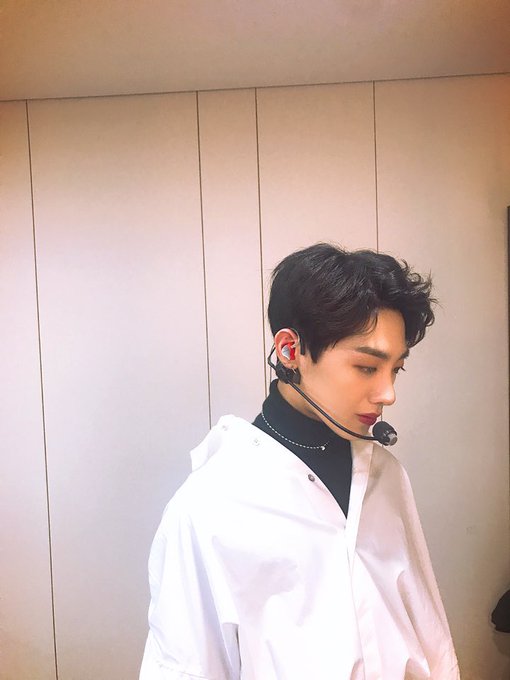 golchafacts's tweet photo. #GoldenChild #TAG
Height: 178cm
Weight: 60kg
Shoulder Width: 49.5cm

(November, 2018 / Source: himself) https://t.co/LZjFbovfkd