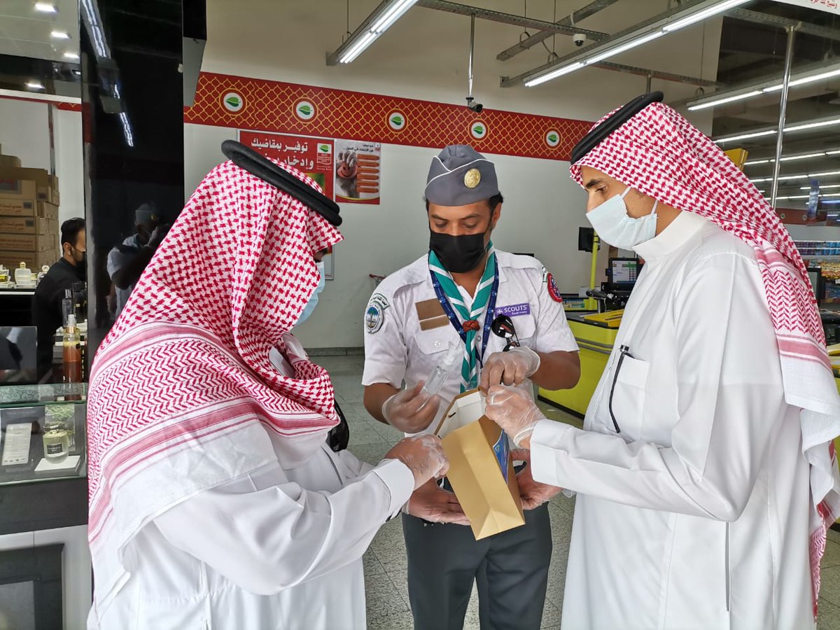 #كلنا_مسؤول | #تطوع 
🔸المدير العام للتعليم د. ملفي العتيبي يقوم بزيارة ميدانية لتفقد جهود الفريق الكشفي التطوعي بـ #تعليم_نجران أثناء تأديتهم واجبهم الوطني ضمن مبادرة " تسوق بأمان" بالتعاون مع الجهات المعنية للوقاية من فايروس #كورونا
#وزارة_التعليم