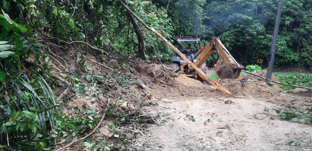 RcBentong's tweet photo. #teamroadcare kerja bersih #tanahruntuh di #ft55 sec36.9 #raub @PetraJayaMP @MOWorks @JKRMalaysia @CSFJ_JKR @JKRPAHANG @JKR_Raub @Roadcare_Msia @Roadcare_Phg @ZTTCSFJ https://t.co/ZX1xlKslhP