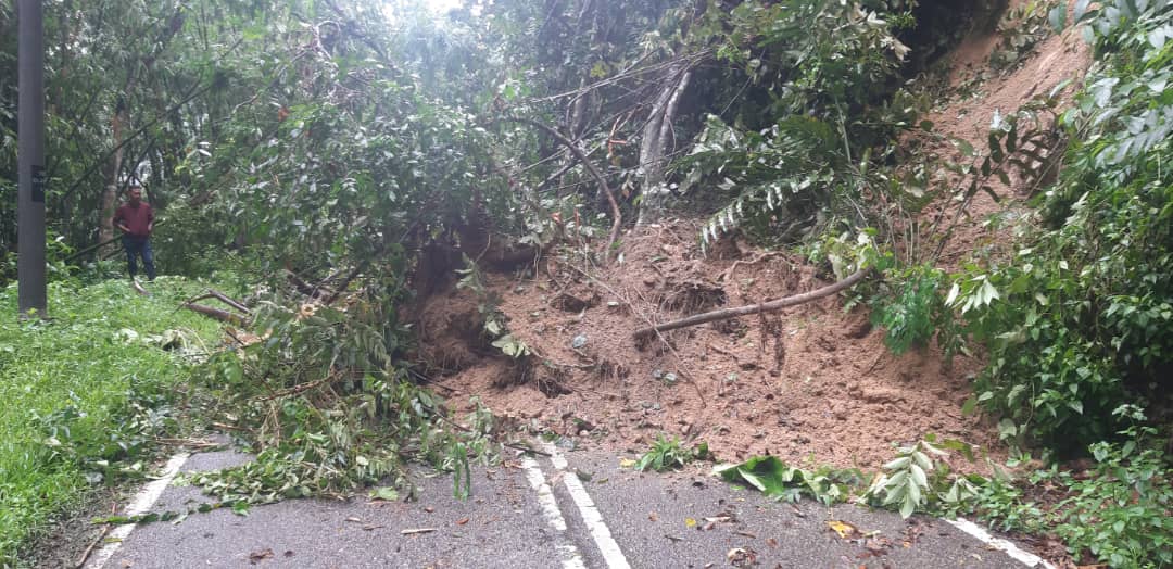 RcBentong's tweet photo. #teamroadcare kerja bersih #tanahruntuh di #ft55 sec36.9 #raub @PetraJayaMP @MOWorks @JKRMalaysia @CSFJ_JKR @JKRPAHANG @JKR_Raub @Roadcare_Msia @Roadcare_Phg @ZTTCSFJ https://t.co/ZX1xlKslhP