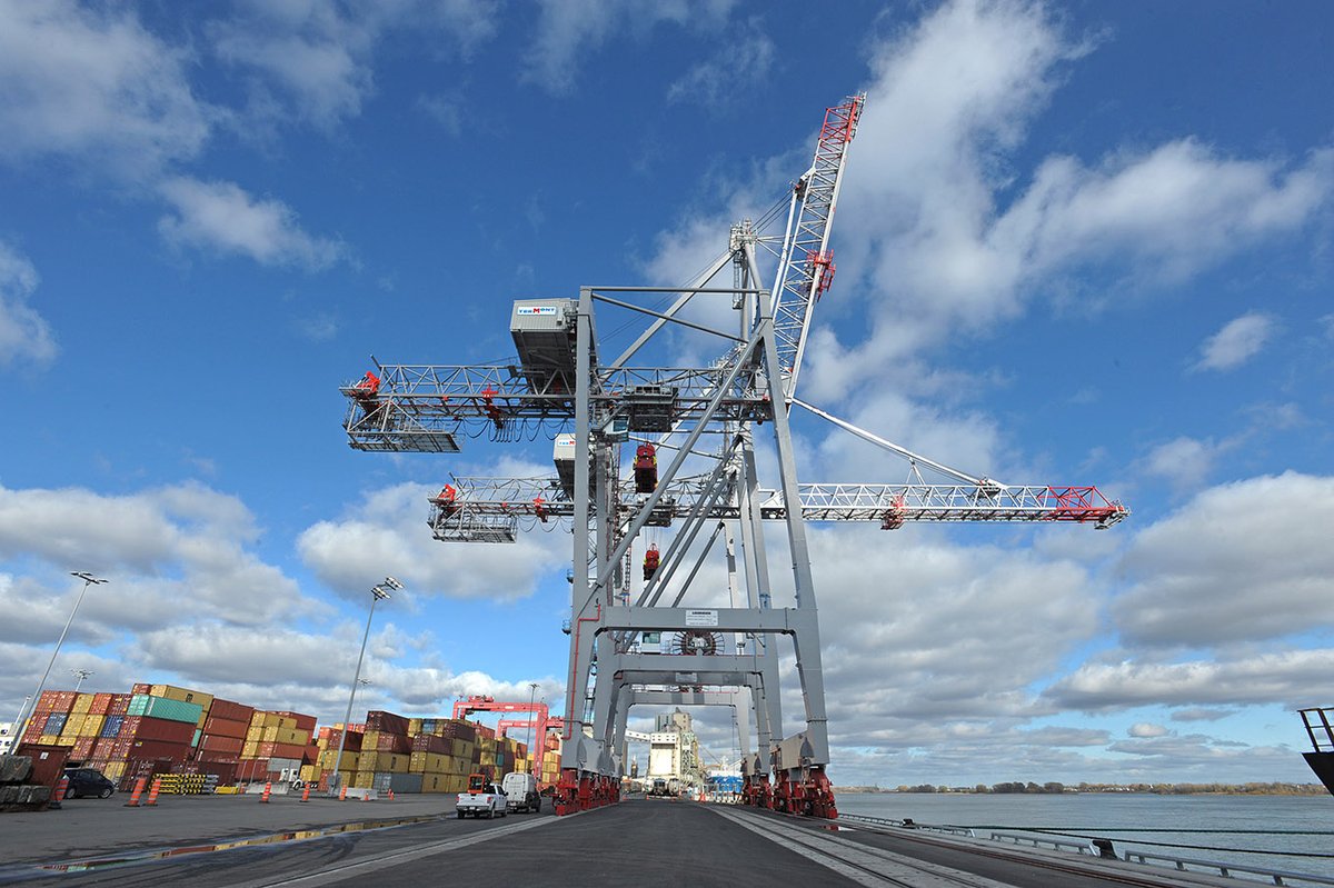 LH_Maritime's tweet photo. #Liebherr Container #Cranes Ltd. continues its recent success in #Canada with an order for one ship to shore (STS) container crane &amp; one rail mounted gantry (RMG) crane for #Termont #Montreal Inc. https://t.co/zMSCUtdkWU https://t.co/33ydjs2Meu