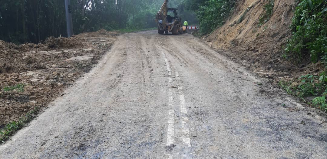 RcBentong's tweet photo. #teamroadcare kerja bersih #tanahruntuh di #ft55 sec36.9 #raub @PetraJayaMP @MOWorks @JKRMalaysia @CSFJ_JKR @JKRPAHANG @JKR_Raub @Roadcare_Msia @Roadcare_Phg @ZTTCSFJ https://t.co/ZX1xlKslhP