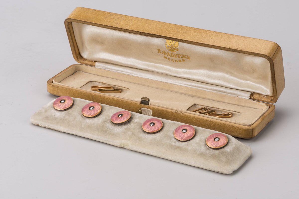 Look at this pretty and gentle set of buttons created by workmaster August Hollming for the House of Fabergé. Saint-Petersburg, 1899-1900.📍Fabergé Museum in St. Petersburg #fabergemuseum #faberge #russia
