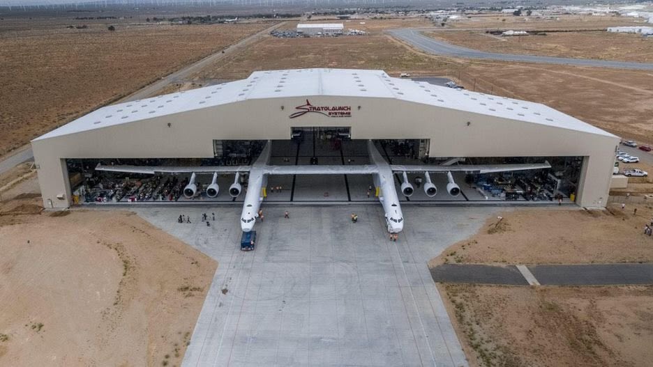 1. Stratolaunch - The world& #39;s largest planeThis aircraft has a wingspan longer than a football field. It& #39;s got 6 engines, 28 wheels and will be used to transport rockets carrying satellites into the Earth& #39;s upper atmosphere.
