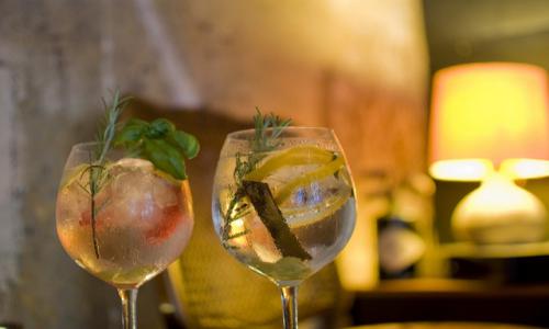 Simbuya_Gin's tweet photo. ¡Buenas tardes a tod@s! ¡Volvemos con las pilas cargadas!
Si hay que sobrellevar el confinamiento, que sea "sin bulla" y con "Simbuya". Quién dijo que una copa no sabe bien en casa?
Pide tu botella aquí 👉: https://t.co/9V6l3qWkuF
#KeepCalmAndStayHome
#Felizmiércolesdedesescalada https://t.co/TAyvYuUGIm