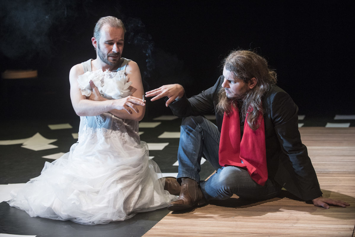 Op woensdag 20 mei kun je Brieven uit Genua bekijken via een speciale Zoom-toneelvoorstelling! Voor 5 euro bemachtig je een kaartje steun je zowel Toneelgroep Maastricht als ons. Naar de roman van Ilja Leonard Pfeijffer.

Tickets en meer info via sedv.nl/brievenuitgenua