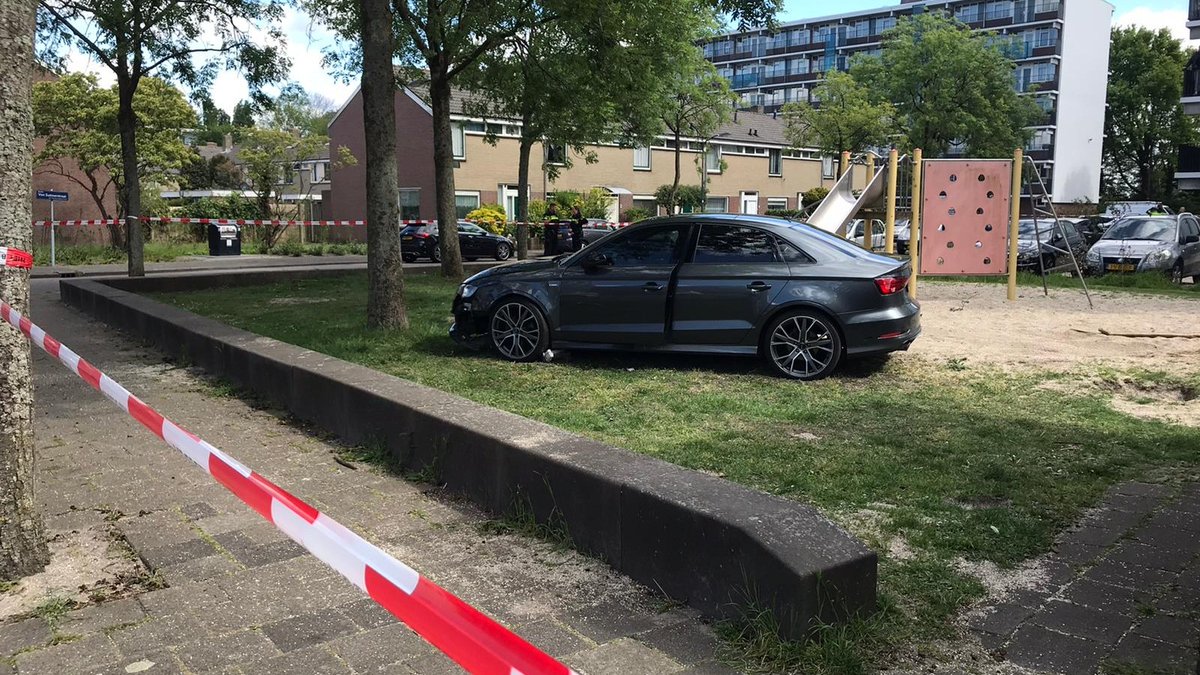 Politie schiet autobanden van vluchtende verdachte lek in Haarlem ..