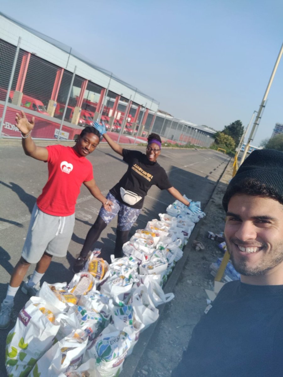 mayorsfund's tweet photo. Volunteers at #KitchenSocial hub Roundwood Youth Centre have been busy delivering essential food supplies & treats to children living in #foodinsecure households in Brent ๐๐ง๐ฅฌ
Donate to help: https://t.co/ML7bBjUzLP
#londonlockdown #foodinsecurity #FoodForLondon https://t.co/S3a1ovNusr