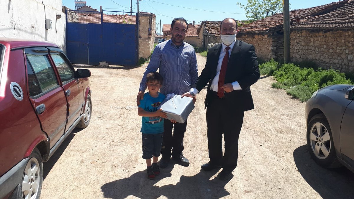 İlçe Milli Eğitim Müdürümüz M. Numan TANRIKULU, 23 Nisan Ulusal Egemenlik ve Çocuk Bayramı kapsamında düzenlenen yarışmada, resim kategorisinde birinci olan anasınıfı öğrencimiz Nurettin Emre ERKEK'in ödülünü taktim ettiler.