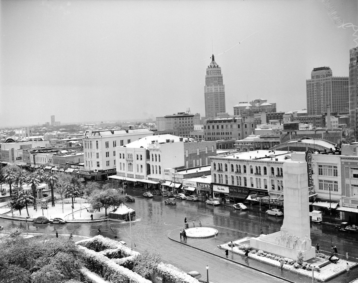 What a stunning snowy day image of Alamo Plaza from the 1940s.
If you look to the left side in the distance, you can see the grain elevator of the Pioneer Flour Mill.
📸 UTSA Digital Collection