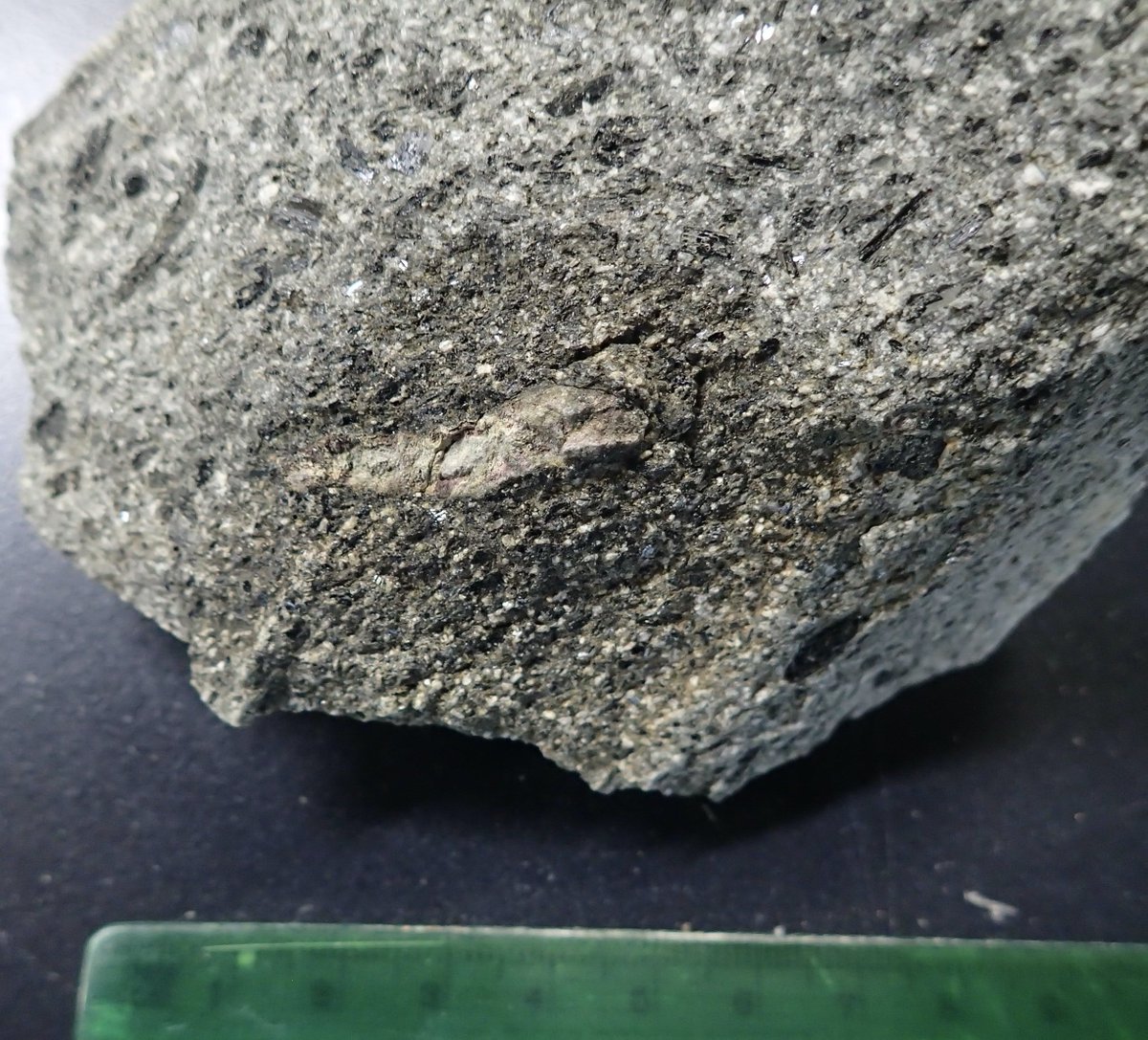 deep_sample's tweet photo. Xenolith, but what is rock type??
火山岩に捕獲された細長い岩石。この捕獲岩はなんだろう?
気になってすっきり寝れない案件なんす。。。
P5027590.JPG
#フィールドに行くまでの妄想
#randomfieldworkphoto https://t.co/W5nTQitf5t