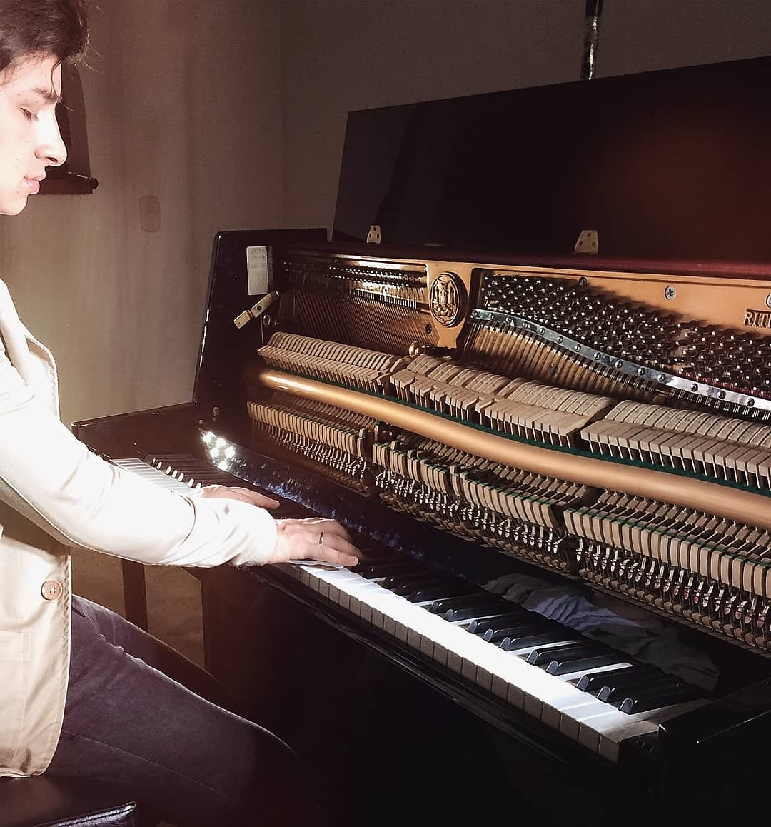 La composición musical ha sido un don que desde niños la vida y Dios les dio a  @victorydanyroez  para brindar a las personas sus inspiraciones con amor 🎵🎶🍷no dejes de difrutar su musica  #Art #music  #victorydanyroez  #party  #happiness #piano  #comunidadroez #Roez