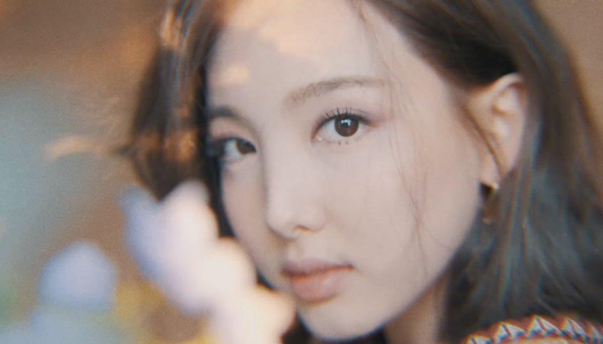 nayeonpics's tweet photo. her beauty is radiating https://t.co/v2jS5bV2ob
