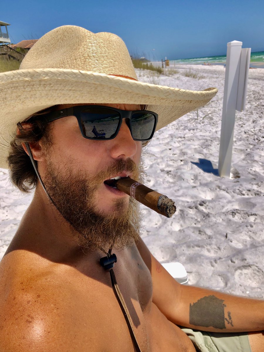 Chris Janson raucht einer Zigarette (oder Cannabis)
