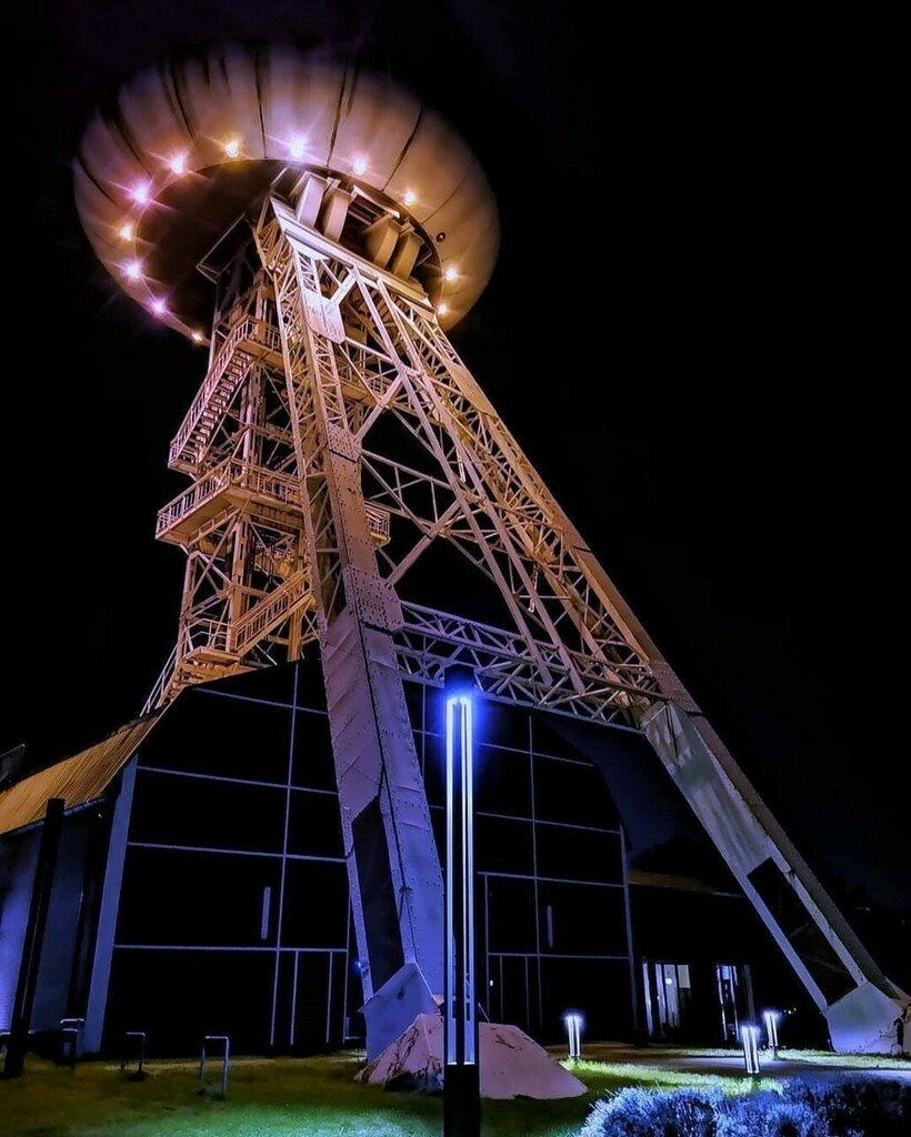 everydayruhrgbt's tweet photo. Das Colani-Ei bzw. der Lüntec-Tower erinnert viele Besucher an ein UFO. In der Nacht leuchtet es besonders prächtig, wie das Bild von @colourpix_ eindrucksvoll beweist!

#lünen #everydayruhrgebiet #Industriekultur #deutschland #germany #ufo #extraterrest… https://t.co/P0y6vTX1N8 https://t.co/wS8Z3CGvil