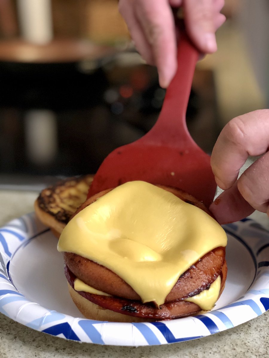 FiveMonkeysBBQ's tweet photo. #oldschool 🥪 
5M fried bologna sando: thick sliced bologna, pan seared the topped with #OG5M, American cheese, butter grilled brioche buns, nacho cheese chips
•
•
•
•
•
#fivemonkeysbbqsauce #newtwist #dinnerideas #food #foodporn #foodphotography #foodie #tasty #yummy #kraft https://t.co/dBNtD90qNl