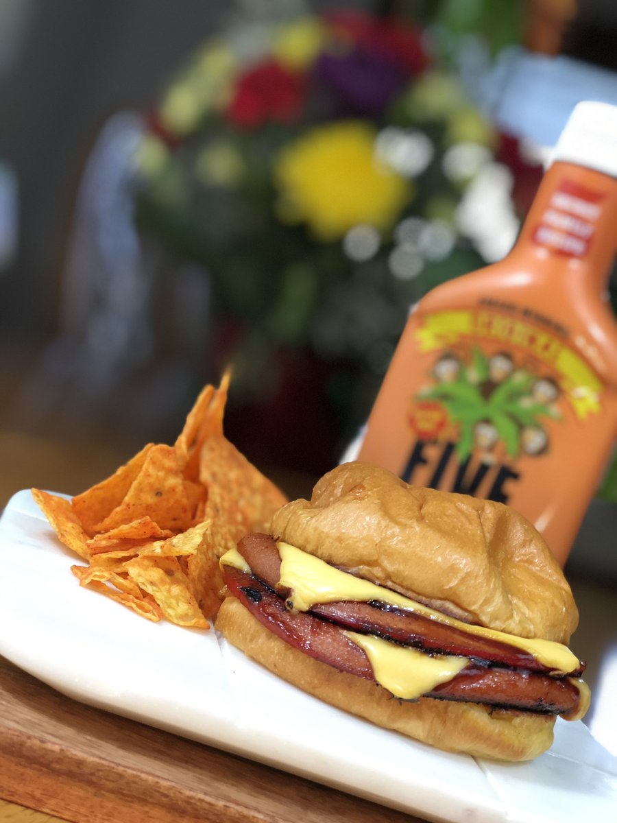FiveMonkeysBBQ's tweet photo. #oldschool 🥪 
5M fried bologna sando: thick sliced bologna, pan seared the topped with #OG5M, American cheese, butter grilled brioche buns, nacho cheese chips
•
•
•
•
•
#fivemonkeysbbqsauce #newtwist #dinnerideas #food #foodporn #foodphotography #foodie #tasty #yummy #kraft https://t.co/dBNtD90qNl