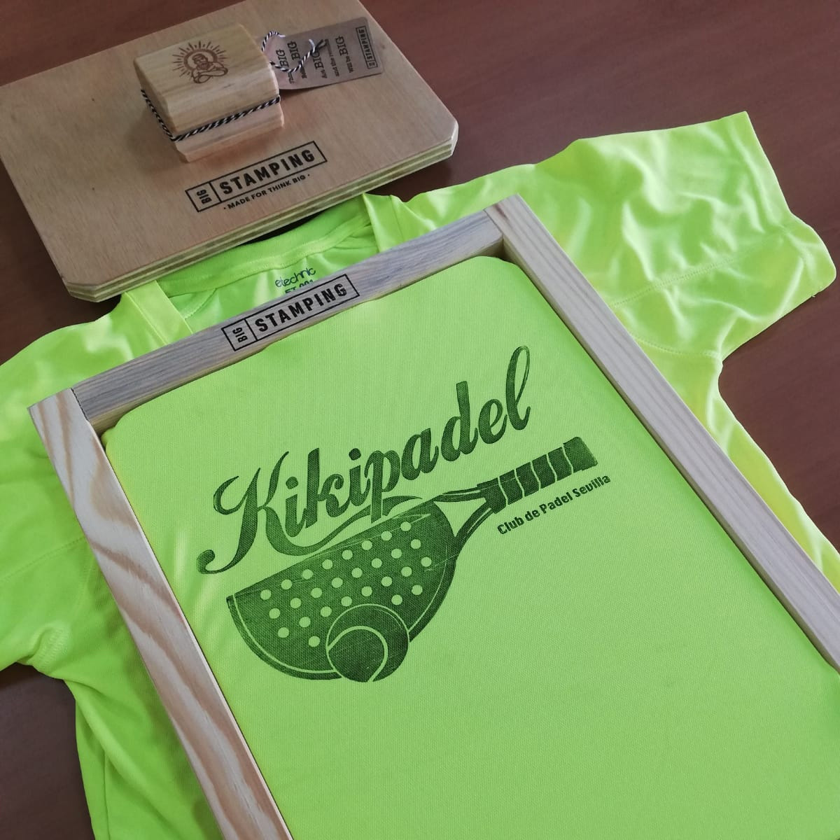 Si no quieres que una arruga arruine tu estampado ¡Usa nuestros tensor! Con él, te ahorras disgustos... ¡y dinero! Búscalo en nuestra web. 😉