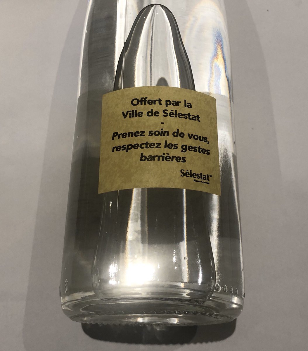 Bill_Walach's tweet photo. Comment empoisonner ses administrés ? Le maire de #Sélestat , #MarcelBauer fait livrer à domicile un gel hydroalcoolique dans des bouteilles de liqueur. 
#COVIDー19 #Deconfinement #SHA https://t.co/kuoOdDbjxC