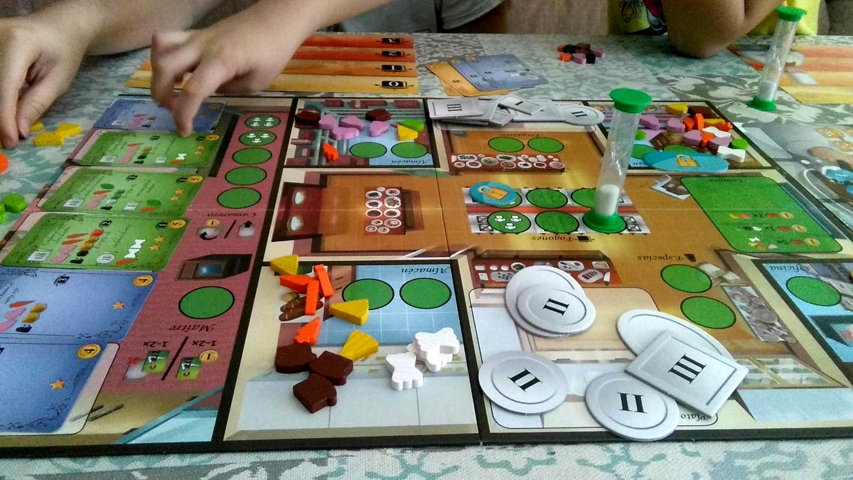queremosjugar's tweet image. Ya casi casi es hora de cenar, así que vamos a meternos en ambiente con una partida rápida de #KitchenRush de @MasQueOca 
Cocinar en casa no es tan frenético, menos mal, pero igual que el juego es de 1 a 4 jugadores, podemos cocinar a solas... ¡o todos juntos! ¡Vaya jaleo!