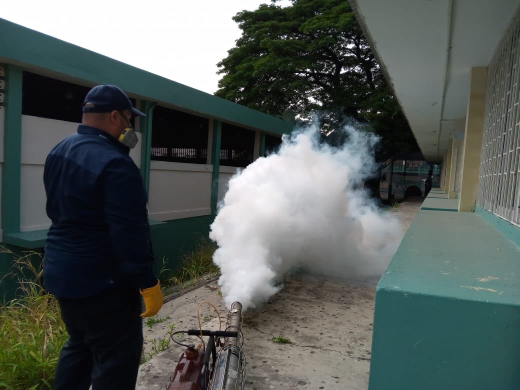 Salud_Guayas's tweet photo. Personal de #ControlVectorial del Distrito 09D06 lleva a cabo proceso de fumigación en las instalaciones de @Educación_Ec y en la Unidad Educativa 28 de Mayo con el objetivo de prevenir la aparición del mosquito transmisor de dengue. 
#QuédateEnCasa
#MiBarrioSinMosquito https://t.co/kreuvTZA45