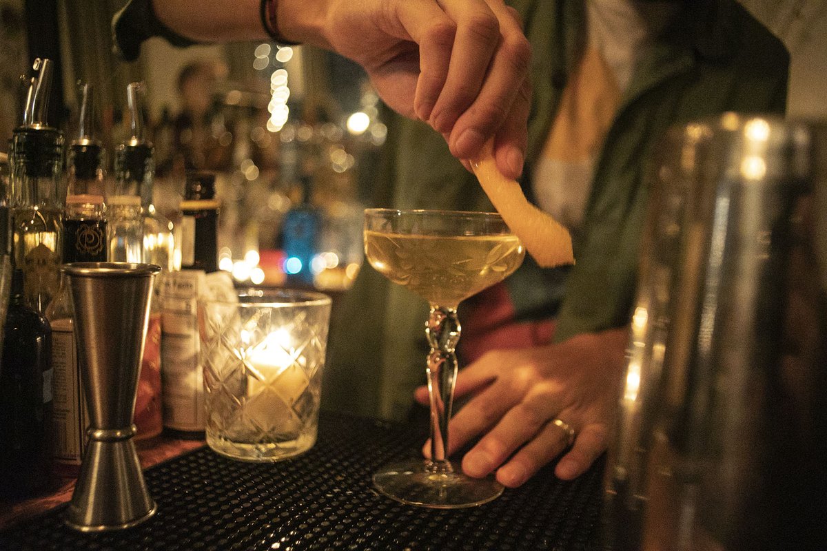 CreativeBar's tweet photo. Prepara tu Paper Jane:
2,25 cl #WidowJane American Oak Aged Rye
2,25 cl Aperol
2,25 cl Zumo de limón
2,25 cl Amaro Nonino
Twist de limón
La receta aquí https://t.co/8nJKc3md50 #CoctelEnCasa https://t.co/SPX7nlxicH