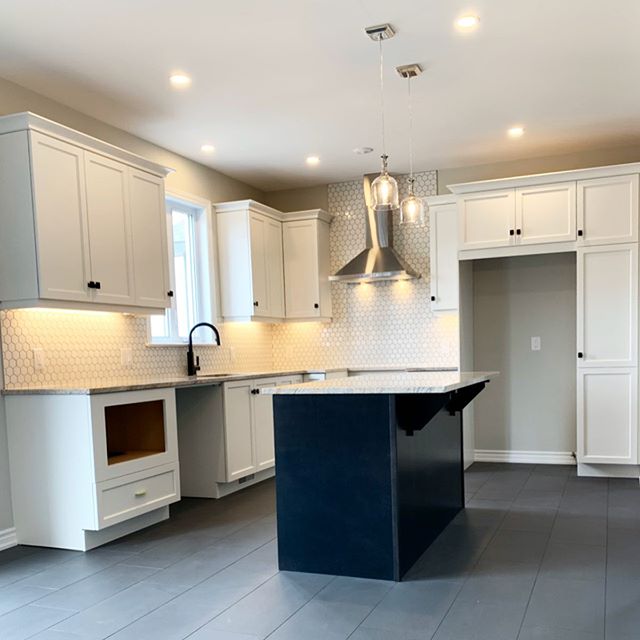 BRAVO! Another beautiful kitchen from <a href="/MetricHomes/">Metric Homes</a> with custom cabinetry from <a href="/deslaurierCC/">@deslauriercc</a> and countertops by yours truly! Love the combination of colour and texture here in this clean #kitchen design. Thank you Metric Homes for your continued partnership with #UrbanQuarry!