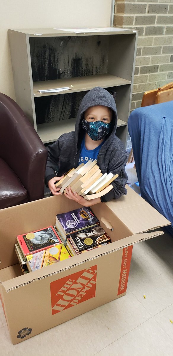 MrsDrucker's tweet photo. Thankful for my little helpers! "Many hands make for light work," he said....until he saw how much stuff I still had left to pack up 🤣 https://t.co/riL6aR0s5u